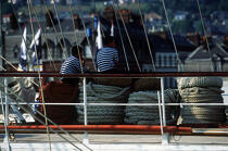 Jeunes hommes sur les cordages d'un voilier. © Philip Plisson / Pêcheur d’Images / AA00541 - Nos reportages photos - Armada [L']