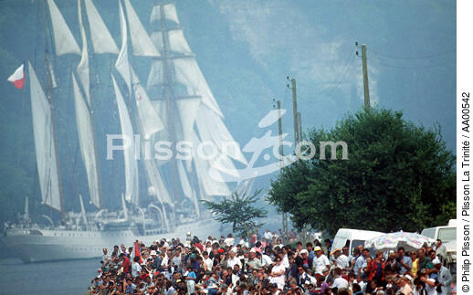La foule est nombreuse devant le Statsraad Lehmkuhl - © Philip Plisson / Plisson La Trinité / AA00542 - Nos reportages photos - Bateau