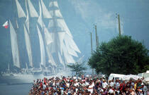 La foule est nombreuse devant le Statsraad Lehmkuhl © Philip Plisson / Plisson La Trinité / AA00542 - Photo Galleries - Tall ship / Sailing ship