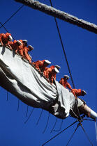 Marins en train de ferler les voiles. © Philip Plisson / Plisson La Trinité / AA00544 - Nos reportages photos - Vertical