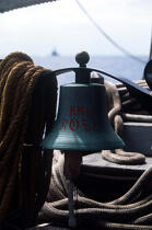 Cloche du HMS Rose. © Philip Plisson / Plisson La Trinité / AA00551 - Nos reportages photos - Trois-mâts barque