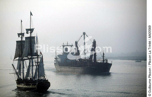 Un cargo passe près du HMS Rose sur la Loire, pendant l'Armada. - © Guillaume Plisson / Plisson La Trinité / AA00569 - Nos reportages photos - Armada [L']