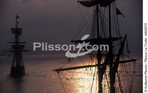 Coucher de soleil sur la Recouvrance. - © Guillaume Plisson / Plisson La Trinité / AA00572 - Photo Galleries - Traditional sailing