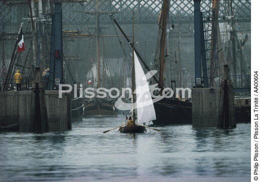 Petit voilier dans le port de Douarnenez (Port-Rhu). - © Philip Plisson / Plisson La Trinité / AA00604 - Nos reportages photos - Marin