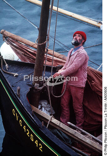 Pêcheur sur son bateau. - © Philip Plisson / Plisson La Trinité / AA00606 - Nos reportages photos - Métier