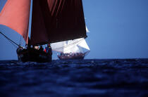 Thonier en contre-jour. © Philip Plisson / Plisson La Trinité / AA00615 - Photo Galleries - Calm sea