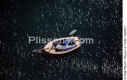Sloup au mouillage. - © Philip Plisson / Plisson La Trinité / AA00617 - Nos reportages photos - Lumière
