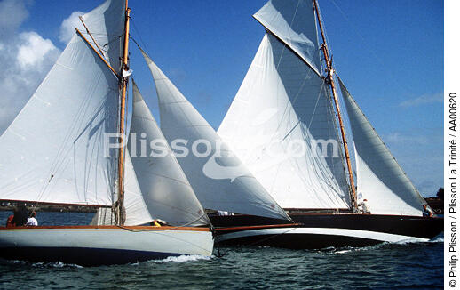 Le seguir et Pen Duick bord à bord. - © Philip Plisson / Plisson La Trinité / AA00620 - Photo Galleries - Yachting