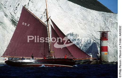 Jolie Brise in front of the Needles, Isle of Wight. - © Philip Plisson / Plisson La Trinité / AA00632 - Photo Galleries - Sailing boat
