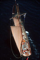 Vue aérienne sur une goélette à huniers. © Guillaume Plisson / Plisson La Trinité / AA00650 - Photo Galleries - Sailing boat