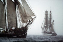 Goélette au premier plan, grand voilier en arrière plan. © Philip Plisson / Plisson La Trinité / AA00652 - Nos reportages photos - Elément d'un bateau