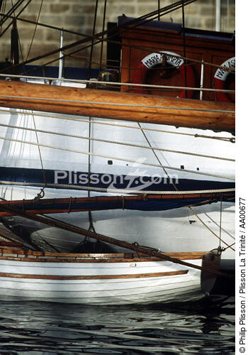 Canot au mouillage au port. - © Philip Plisson / Plisson La Trinité / AA00677 - Photo Galleries - Mooring