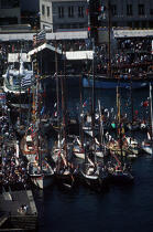 Sur le quai pendant Brest 96. © Guillaume Plisson / Plisson La Trinité / AA00692 - Nos reportages photos - Port