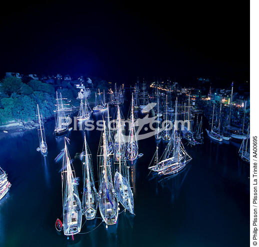 Mouillage à Port-Rhu pendant Brest 92. - © Philip Plisson / Plisson La Trinité / AA00695 - Nos reportages photos - Nuit