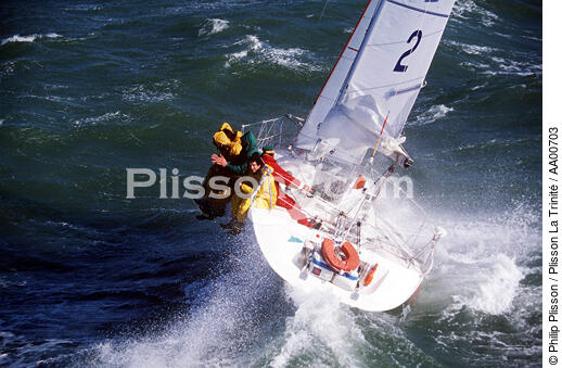 Un Figaro, pendant le Spi Ouest France 1994. - © Philip Plisson / Plisson La Trinité / AA00703 - Photo Galleries - Morbihan