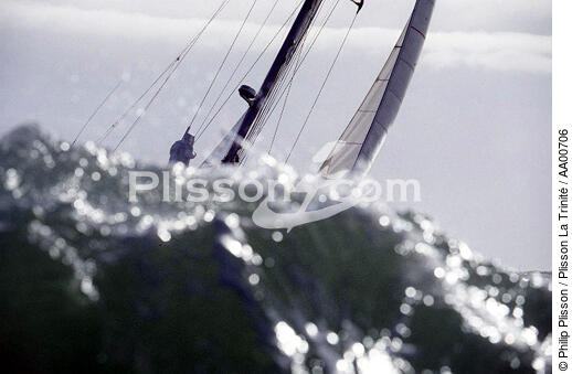 Mât derrière une vague... - © Philip Plisson / Plisson La Trinité / AA00706 - Nos reportages photos - France