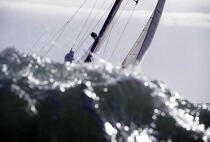 Mât derrière une vague... © Philip Plisson / Plisson La Trinité / AA00706 - Nos reportages photos - Régate