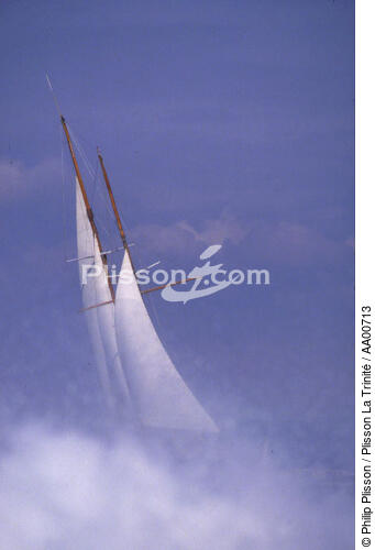 Une goélette vue des vagues. - © Philip Plisson / Plisson La Trinité / AA00713 - Nos reportages photos - Yachting