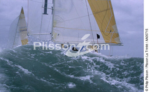 Voilure cachée derrière une vague. - © Philip Plisson / Plisson La Trinité / AA00715 - Photo Galleries - Nautical terms