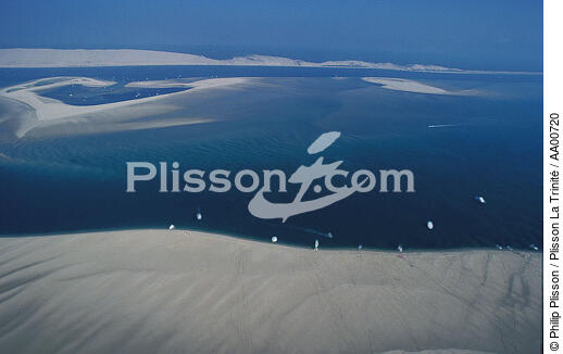 Le banc d'Arguin et au fond de l'image, la dune du Pilat. - © Philip Plisson / Plisson La Trinité / AA00720 - Photo Galleries - Geomorphology