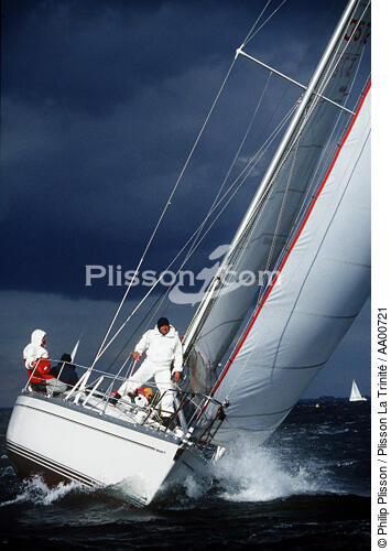 Alexandrie II et son équipage sous les nuages du Spi Ouest France 1990. - © Philip Plisson / Plisson La Trinité / AA00721 - Nos reportages photos - Tempête