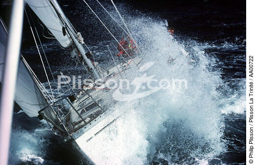 Vague sur un Sun-legend. - © Philip Plisson / Plisson La Trinité / AA00722 - Photo Galleries - Nautical terms