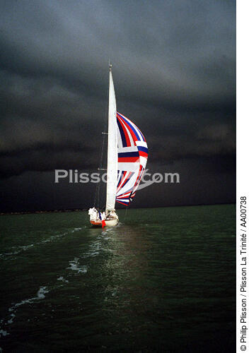 Le Columbia sous spi. - © Philip Plisson / Plisson La Trinité / AA00738 - Photo Galleries - Classic Yachting