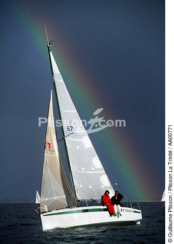 Spectateurs sur un voilier, Spi Ouest France. - © Guillaume Plisson / Plisson La Trinité / AA00771 - Photo Galleries - Rainbow