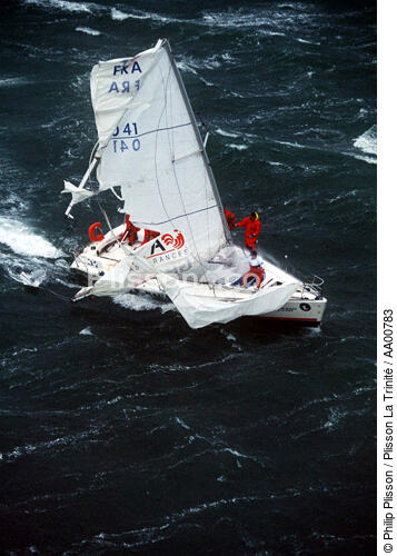 Gros temps et démâtage pendant le Spi Ouest France 94. - © Philip Plisson / Plisson La Trinité / AA00783 - Photo Galleries - Storm at sea