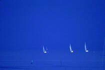 Lumière bleue pendant une régate. © Philip Plisson / Plisson La Trinité / AA00786 - Nos reportages photos - Site [56]