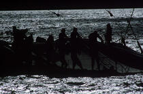 Démâtage en contre jour. © Philip Plisson / Plisson La Trinité / AA00787 - Nos reportages photos - Terme marin