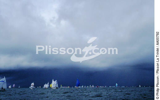Spi Ouest France sous les nuages. - © Philip Plisson / Plisson La Trinité / AA00792 - Nos reportages photos - Morbihan