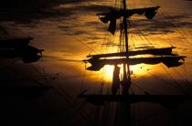 Mâture du Belem sur fond de coucher de soleil. © Guillaume Plisson / Plisson La Trinité / AA00809 - Nos reportages photos - Elément d'un bateau
