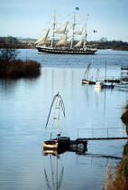 Le Belem en arrière plan sur la Loire. © Philip Plisson / Plisson La Trinité / AA00811 - Photo Galleries - Rowing boat