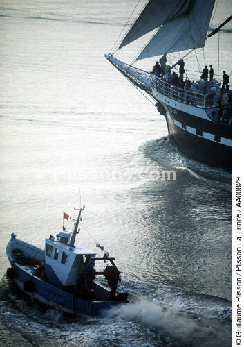 Bateau de pêche devant le Belem. - © Guillaume Plisson / Plisson La Trinité / AA00829 - Photo Galleries - Three-masted ship