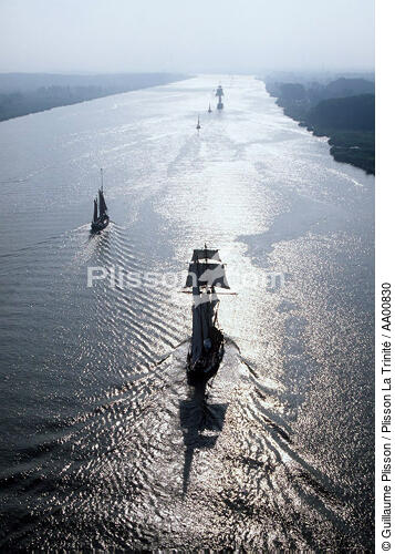 Le Belem pendant l'Armada. - © Guillaume Plisson / Plisson La Trinité / AA00830 - Photo Galleries - Tall ship / Sailing ship