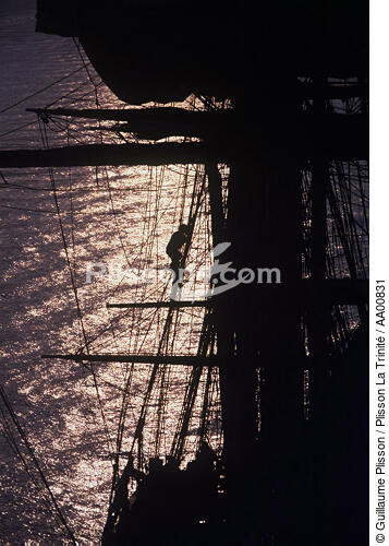 Coucher de soleil sur un équipier dans la mâture du Belem. - © Guillaume Plisson / Plisson La Trinité / AA00831 - Nos reportages photos - Trois-mâts barque