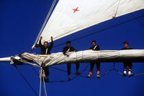 Officiers en train de déferler les voiles de l'Esmeralda. © Philip Plisson / Plisson La Trinité / AA00833 - Photo Galleries - Tall ship / Sailing ship