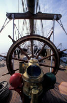 La barre à roue de l'Esmeralda. © Philip Plisson / Pêcheur d’Images / AA00835 - Nos reportages photos - Les grands voiliers