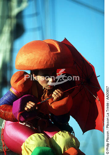 Femme déguisée pour l'Armada. - © Philip Plisson / Plisson La Trinité / AA00857 - Nos reportages photos - Sport et loisir