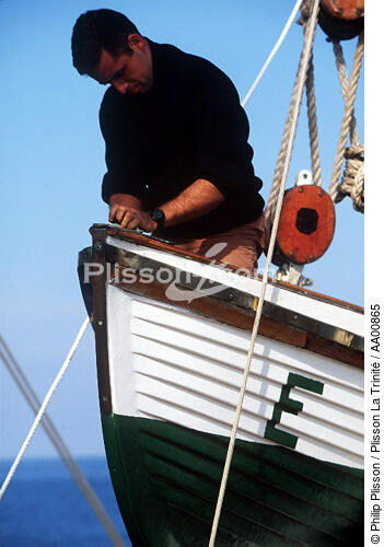 Equipier dans l'annexe de l'Esmeralda. - © Philip Plisson / Plisson La Trinité / AA00865 - Photo Galleries - Rowing boat
