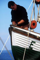 Equipier dans l'annexe de l'Esmeralda. © Philip Plisson / Plisson La Trinité / AA00865 - Photo Galleries - Four masts