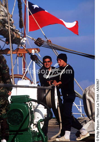 Deux équipiers sur le pont. - © Philip Plisson / Plisson La Trinité / AA00867 - Nos reportages photos - Elément d'un bateau