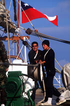 Deux équipiers sur le pont. © Philip Plisson / Plisson La Trinité / AA00867 - Photo Galleries - Nautical terms