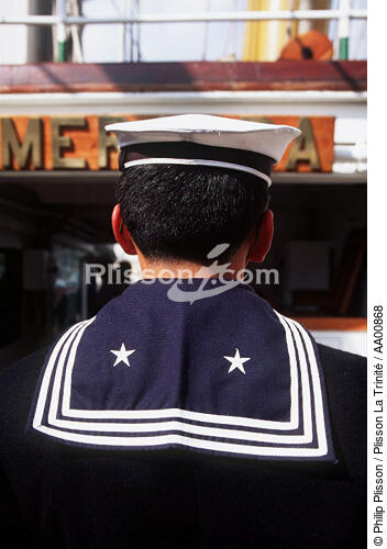 Officier de dos en costume. - © Philip Plisson / Plisson La Trinité / AA00868 - Nos reportages photos - Quatre-mâts