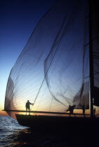 Equipier en contre jour sur un monocoque © Philip Plisson / Plisson La Trinité / AA00889 - Photo Galleries - Nautical terms