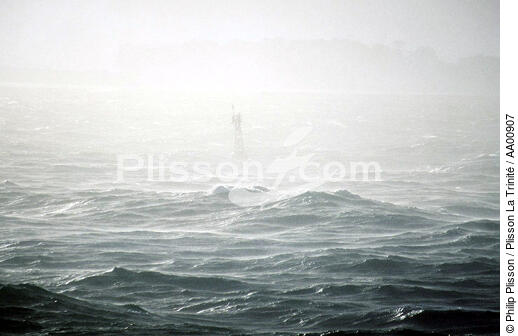 Balise sous la brume. - © Philip Plisson / Plisson La Trinité / AA00907 - Photo Galleries - Sea