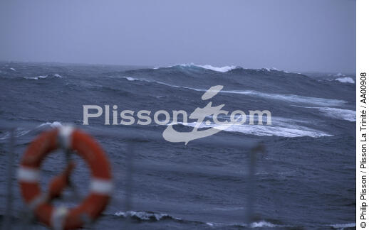 Vague vue d'un bateau. - © Philip Plisson / Plisson La Trinité / AA00908 - Nos reportages photos - Mer