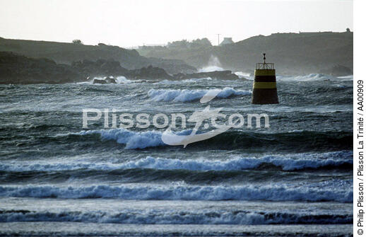 Côte sauvage. - © Philip Plisson / Plisson La Trinité / AA00909 - Nos reportages photos - Signalisation maritime