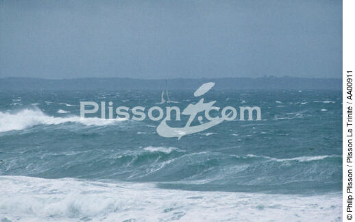 Voilier perdu dans les vagues. - © Philip Plisson / Plisson La Trinité / AA00911 - Nos reportages photos - Géomorphie
